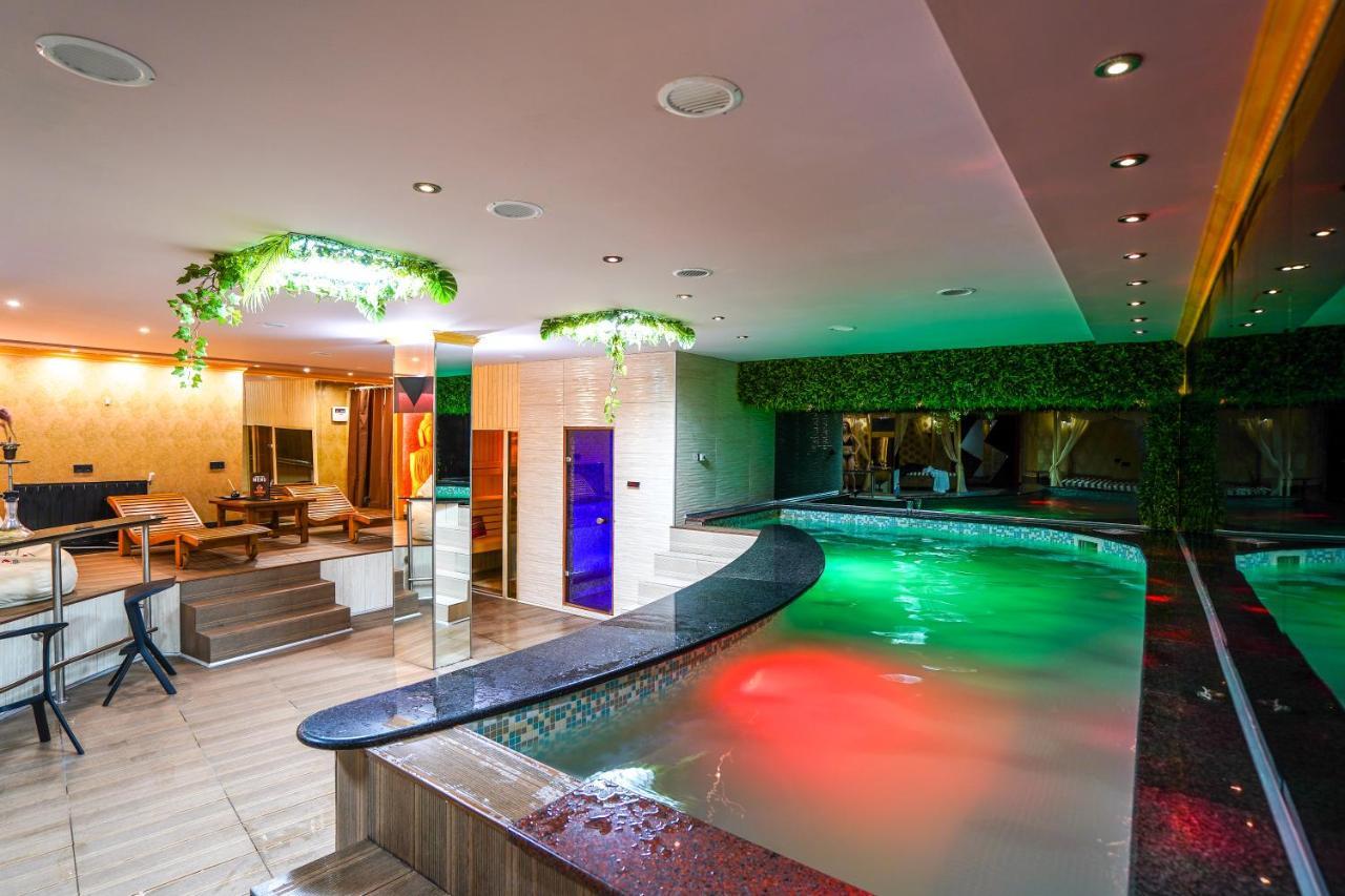 Club Hotel