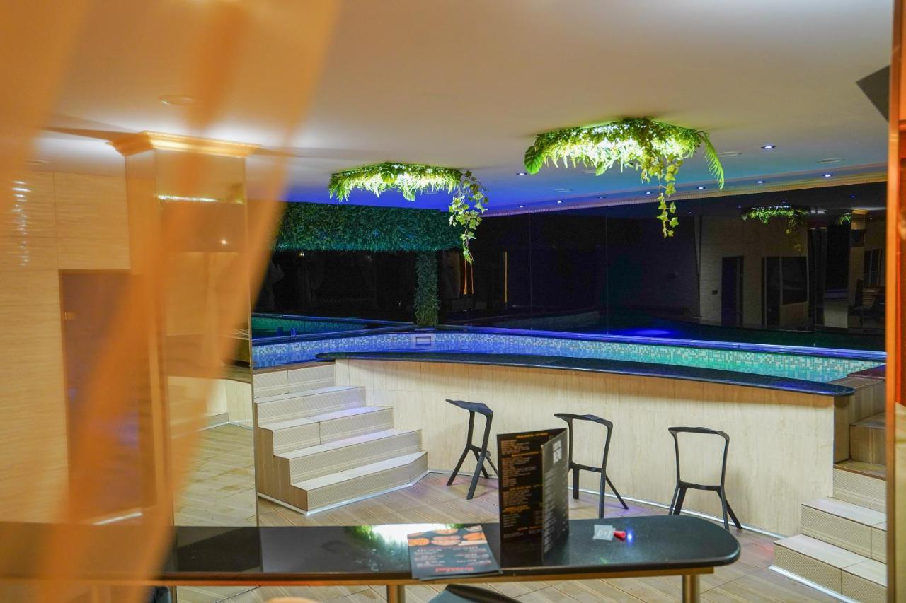 Club Hotel